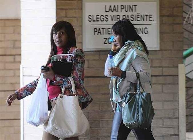 A neta de Mandela, Ndileka Mandela (� esquerda) e a filha Makaziwe Mandela deixam o Hospital Mediclinic Herat, em Pretoria (foto: AFP PHOTO / STRINGER )