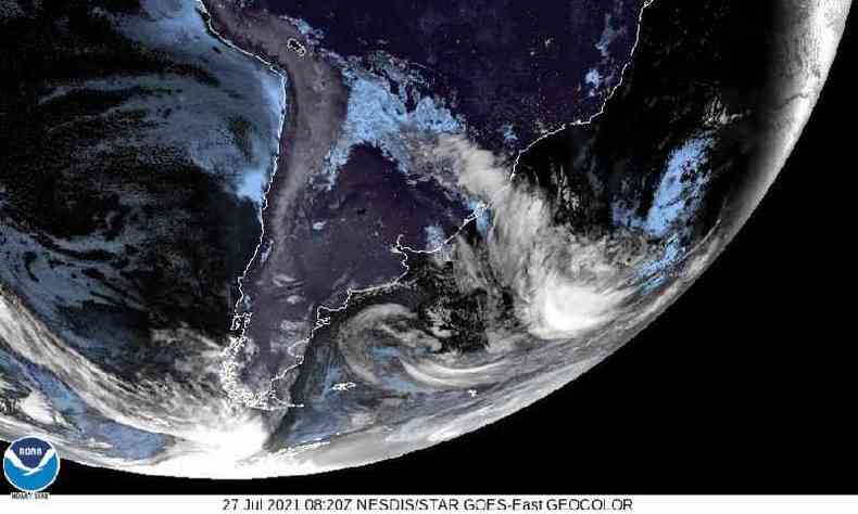 Imagem de satlite mostra avano da massa de ar frio da Antrtida rumo  Amrica do Sul