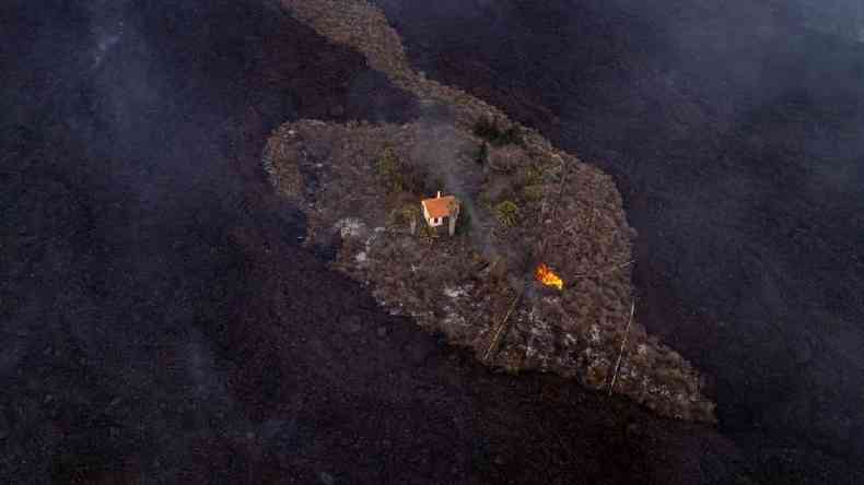 A residncia est sendo chamada de 'casa milagrosa' por ter escapado da lava do vulco