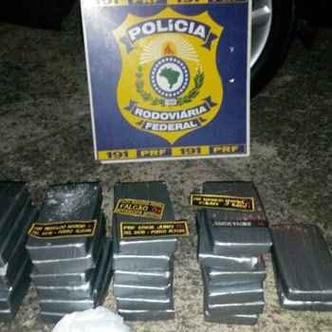 Droga estava embalada em um pl�stico e seria entregue em BH(foto: PRF / Divulga��o)