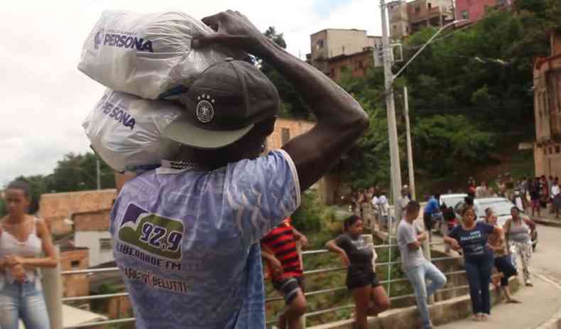 Ao da Cufa Minas leva cestas bsicas aos moradores(foto: Tranquilo Boys Filmes/Divulgao)