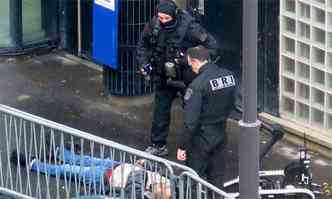 Policiais ao lado do corpo do homem aps a tentativa de atentado(foto: AFP PHOTO/NEW YORK TIMES/ANNA POLONYI)