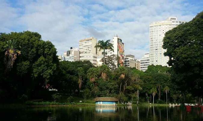 Manhã de quarta-feira tem céu ensolarado a parcialmente nublado em BH. Na foto, o Parque Municipal, na Região Central (foto: Paulo Filgueiras/ EM/ D.A Press) Manhã de quarta-feira tem céu ensolarado a parcialmente nublado em BH. Na foto, o Parque Municipal, na Região Central (foto: Paulo Filgueiras/ EM/ D.A Press)