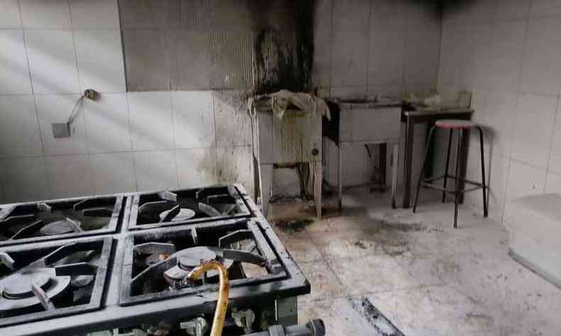 Fogo comeou em fritadeira e danificou parte da cozinha(foto: Corpo de Bombeiros/Divulgao)