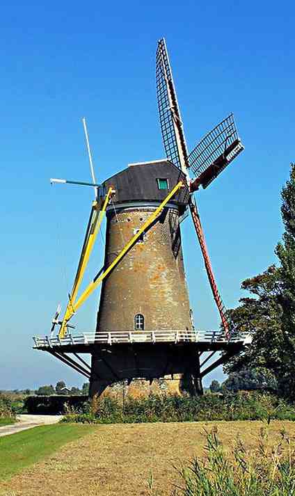 Os Antigos Moinhos De Vento Holandeses, Holanda, Extensões Rurais. Moinhos  De Vento, O Símbolo Da Holanda. Moinho De Vento Da Holanda Em Um Canal. Antigo  Moinho De Giz E Farinha. O Belo