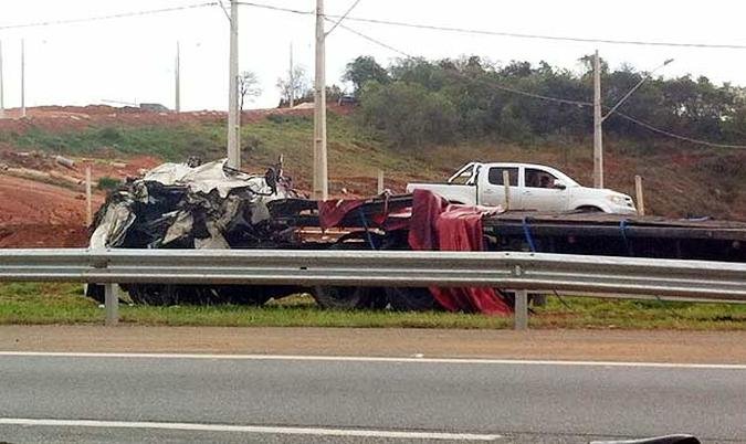 Uma das carretas envolvidas na batida ficou completamente destru�da(foto: Denis Oliveira)