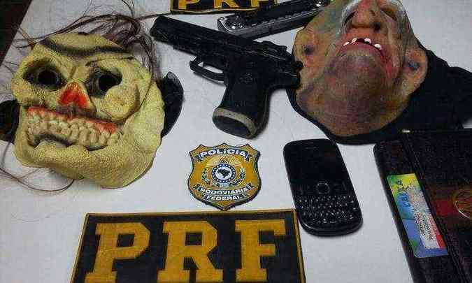 Criminosos usavam mscaras e uma rplica de pistola 9mm em assaltos  nibus(foto: PRF/Divulgao)
