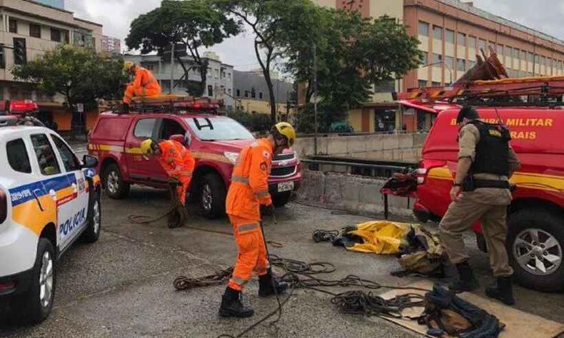 militares do corpo de bombeiros no local onde corpo foi visto