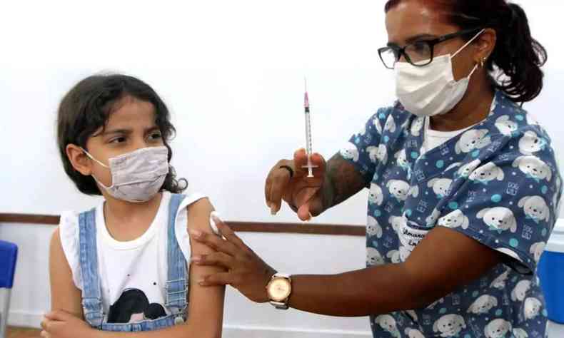 Menina recebe vacina contra a COVID
