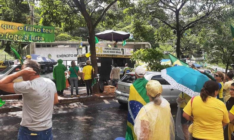Dezenas de apoiadores de presidente Jair Bolsonaro (PL) rezaram suplicando por aten��o divina