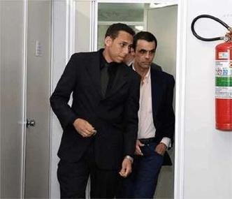 Pedro Meyer (D) chegou e saiu do f�rum sem falar com ningu�m(foto: RAMON LISBOA/EM/D.A PRESS)