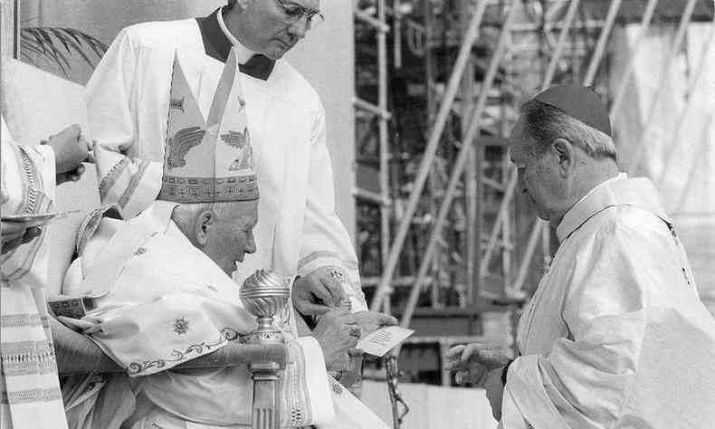 Dom Serafim recebe o barrete cardinalcio do Papa Joo Paulo II, em 1998(foto: Arquivo Pessoal)