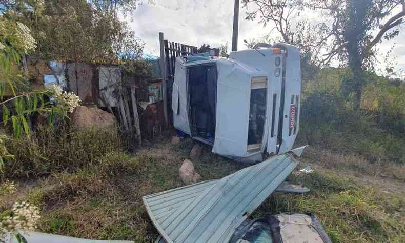 Caminho capotou em rea rural