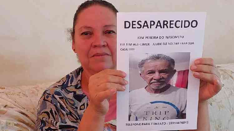 Luana segura cartaz de desaparecimento de Jos Pereira