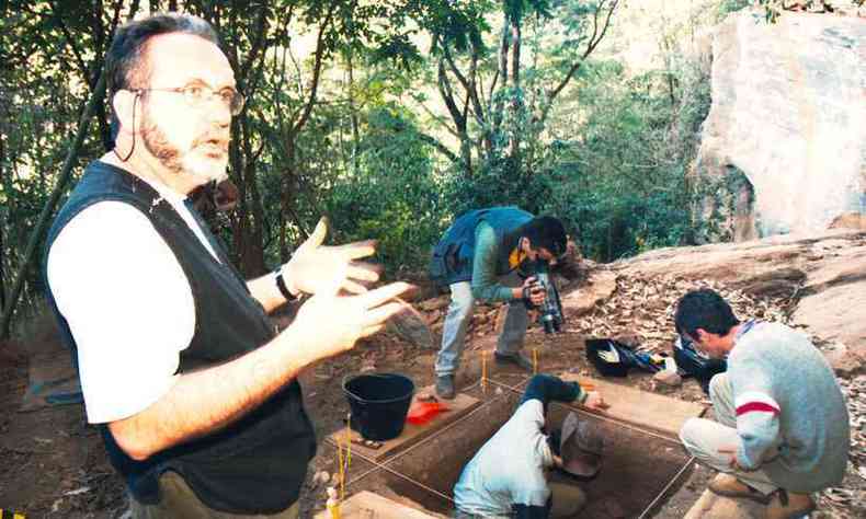 Walter Neves em rea de pesquisa arqueolgica onde foi encontrado esqueleto de um homem pre-histrico, em Matozinhos, na Regio Central de Minas Gerais(foto: Maria Tereza Correa/EM/D.A Press)