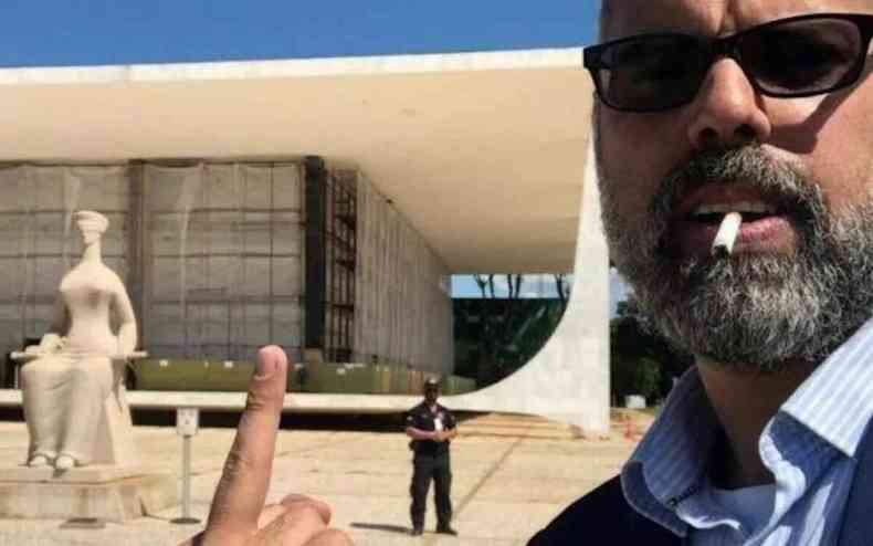 Allan dos Santos mostra do dedo do meio em frente  sede do STF, em Braslia