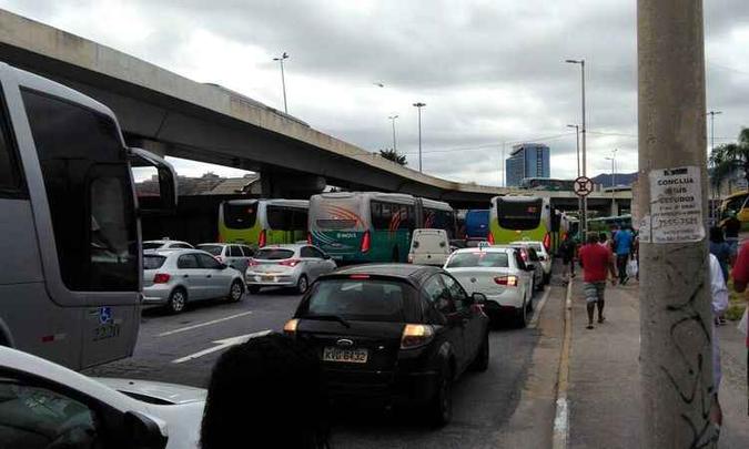 Na Avenida Antônio Carlos, os foliões desceram dos ônibus e caminharam, a pé, ao Centro de BH (foto: Lucas Soares/ Divulgação) Na Avenida Antônio Carlos, os foliões desceram dos ônibus e caminharam, a pé, ao Centro de BH (foto: Lucas Soares/ Divulgação)