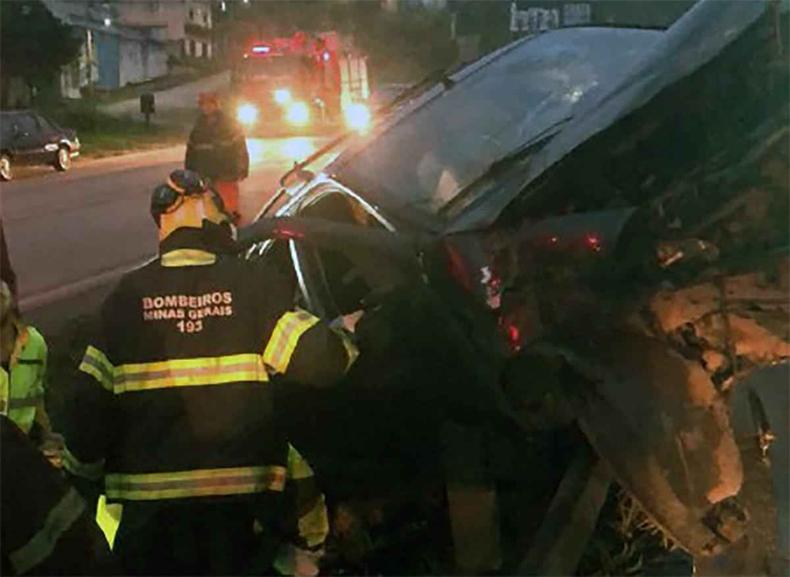 Bombeiros retiram homem preso a ferragens de carro na rodovia BR-040 em ribeiro das neves