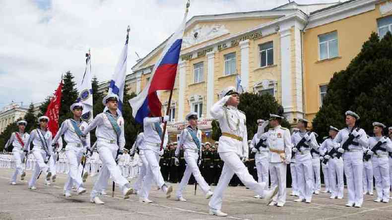 Passeata com bandeira da Rssia na Crimeia