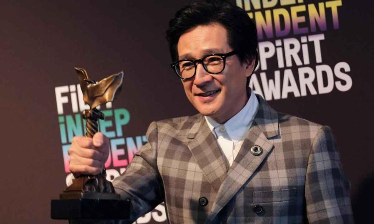 Ke Huy Quan mostra o trofu que ganhou na categoria de melhor ator coadjuvante no Film Independent Spirit Awards, no ltimo dia 4, em Santa Mnica