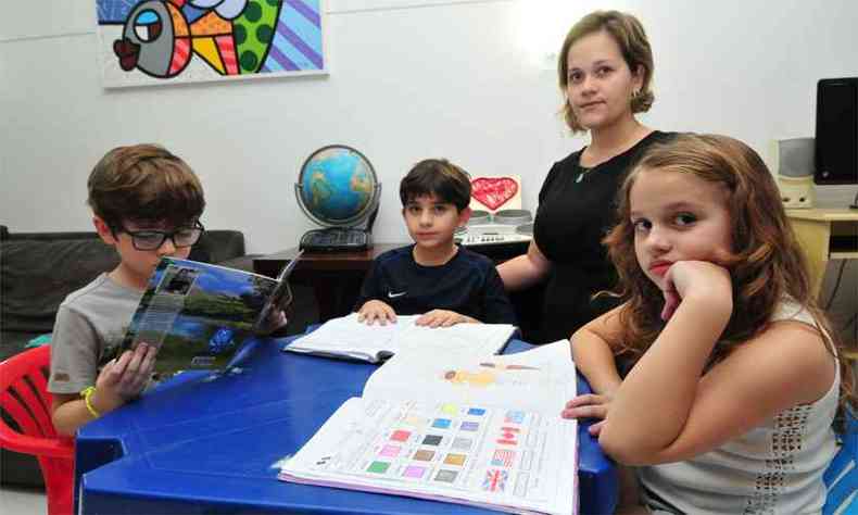 Fernanda Vida, com trs filhos que fazem aniversrio em abril, enfrentou idas e vindas com Beatriz, Lucas e Pedro. Devido  polmica de datas, nos primeiros anos escolares eles tiveram que repetir ou pular perodos (foto: Gladyston Rodrigues/EM/DA Press)