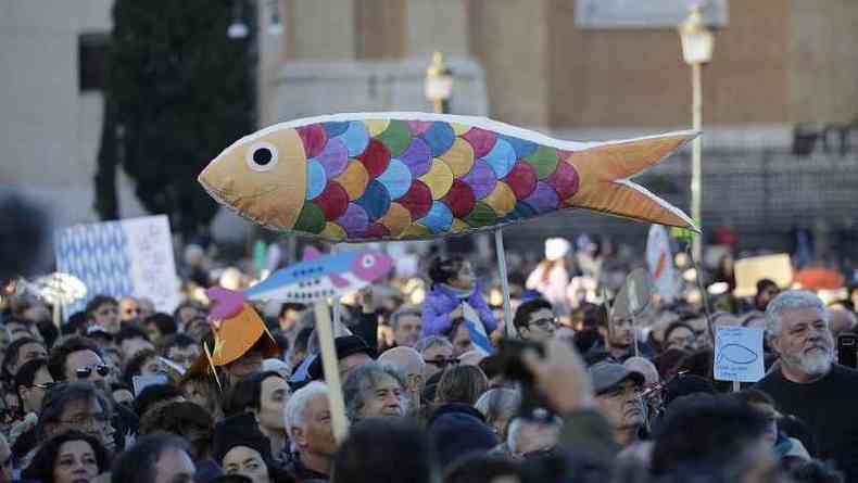 Movimento das sardinhas, na Itlia(foto: Reproduo/Internet/Euronews)