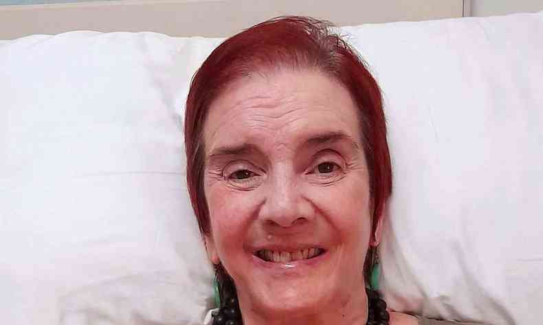 Lucia Hippolito sorri em foto tirada em hospital