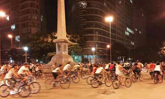 Ciclistas passaram pela Praa Sete durante pedalada na noite desta sexta-feira(foto: Marcello Oliveira/EM/D. A. Press)