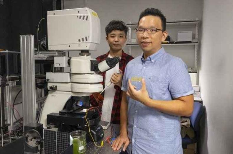 O professor Chen Yu-Cheng (D) e o doutorando Yuan Zhiyi no laboratório da NTU: busca por fontes sustentáveis eficientes(foto: Joana Cabral/CB/D.A.Press) O professor Chen Yu-Cheng (D) e o doutorando Yuan Zhiyi no laboratório da NTU: busca por fontes sustentáveis eficientes