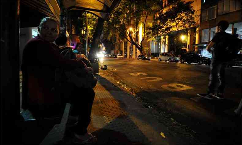 Iluminação na Rua Goiás, no coração da cidade: população espera que mudança de luminárias traga mais segurança para quem transita no Centro (foto: Ramon Lisboa/EM/DA Press)