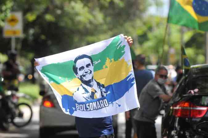 Manifestao reuniu vrios carros, muitos com bandeiras do Brasil e outros com cartazesGladyston Rodrigues/EM/DA Press