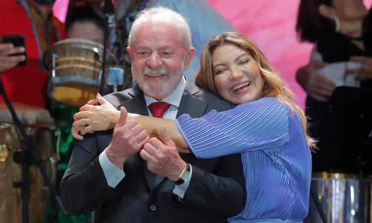No palco, o presidente Lula tem o rosto de Janja, a primeira-dama, em seu ombro durante comemorao de sua vitria em Braslia