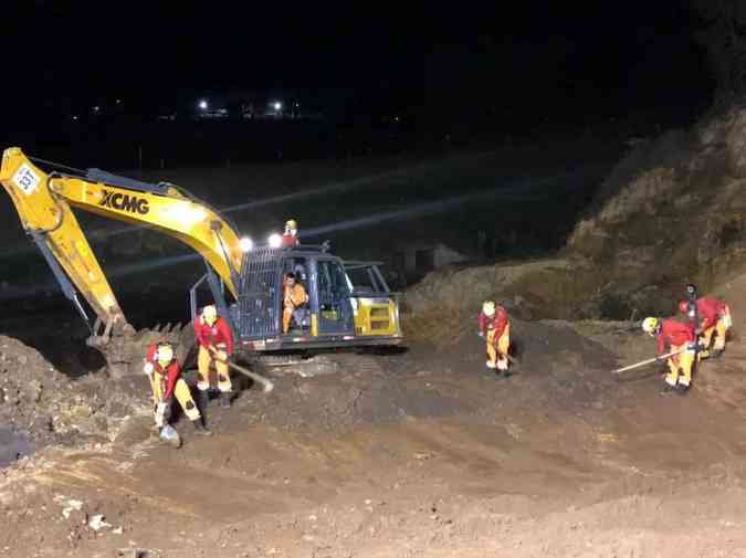 Corporao ainda procura por 10 pessoas sumidas em meio ao mar de lama da Barragem 1 da Mina do Crrego do Feijo. Umidade atrapalha o trabalhoDivulgao/Corpo de Bombeiros