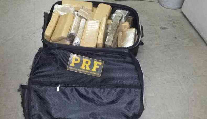Droga estava escondida dentro de uma mala (foto: Polcia Rodoviria Federal (PRF)/ Divulgao)