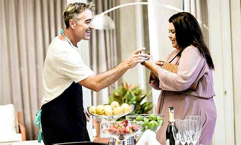 Os atores Ivan Espeche e Fabiana Karla em cenrio de programa de culinria na tv, em cena de uma pitada de sorte