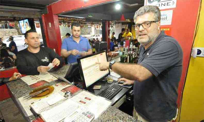 Surpreso com a clientela no Bar da Neca, o dono Rodrigo Barreira diz que Copa no levantar defunto(foto: Juarez Rodrigues/EM/D.A Press)