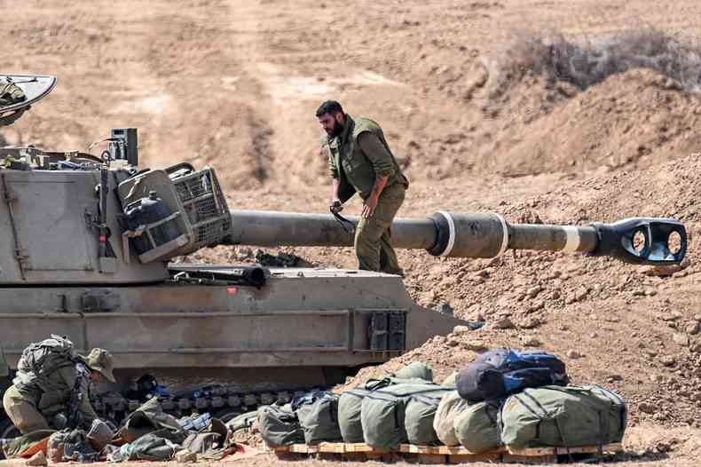 Soldado caminha sobre tanque de Israel
