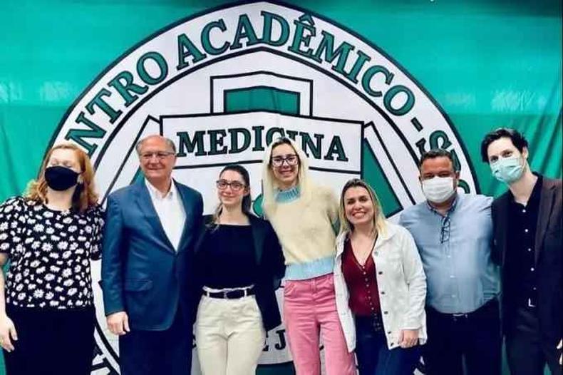 Alckmin possa com alunos e professores