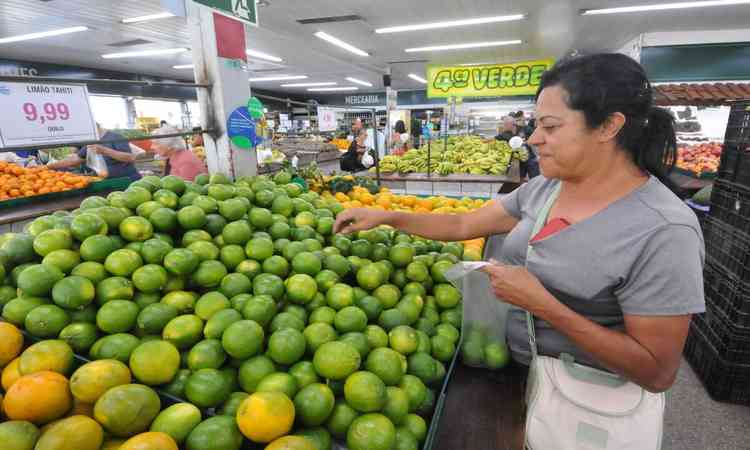 A pedagoga Marta Castro comprando limes 