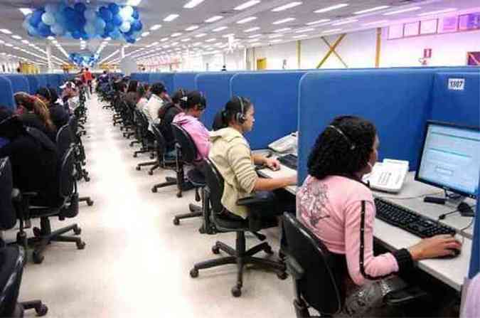 Operadores em callcenter: telemarketing direto s com autorizao dos clientes (foto: Beto Novaes/EM/D.A Press - 14/08/09)