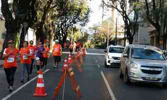 Atletas dividem espao com carros na esquina da Rua dos Guajajaras com a Avenida Bias Fortes(foto: Paulo Filgueiras/EM/D.A PRESS)