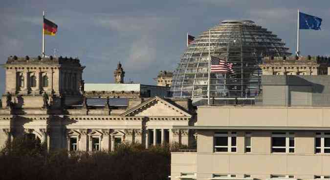 Vista da cidade de Berlim, com a embaixada dos EUA e o parlamento alemo. Tempestade diplomtica entre pases(foto: AFP PHOTO / JOHN MACDOUGALL)