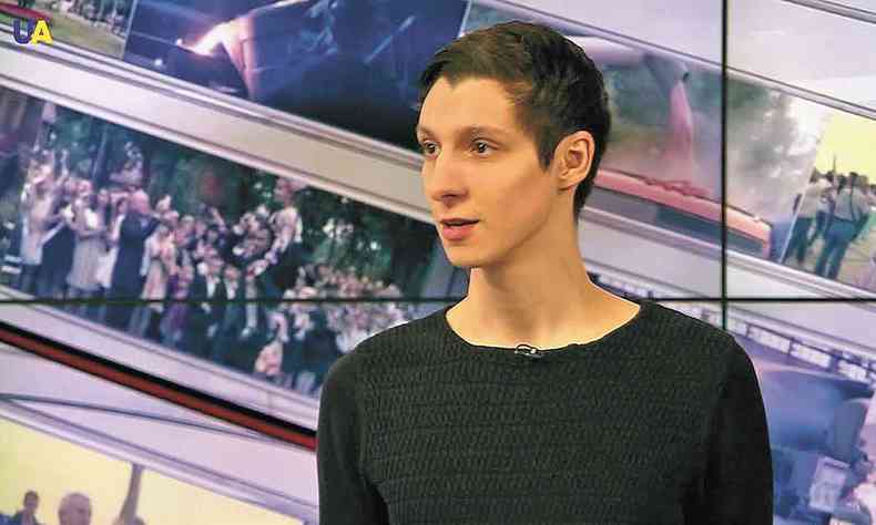 O jovem cineasta ucraniano Maksym Nakonechnyi olha para o lado em transmissão no Youtube