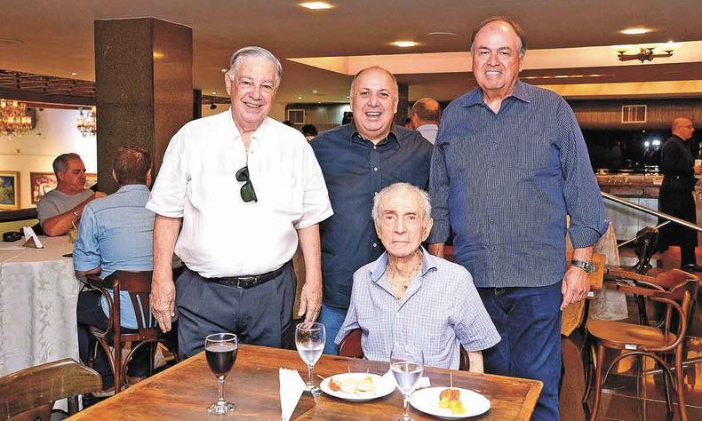 Antônio Mafra (sentado), Félix Moutinho, Antônio Eustáquio e Sérgio Moreira, no almoço do PIC(foto: Richard Produção e Vídeo/Divulgação) Antônio Mafra (sentado), Félix Moutinho, Antônio Eustáquio e Sérgio Moreira, no almoço do PIC