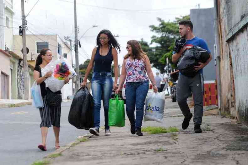 Tania Lopes, Vnia de Oliveira, Maria Alice e Gabriel de Oliveira juntaram donativos para quem teve que deixar tudo pra trs(foto: Juarez Rodrigues/EM/D.A Press)