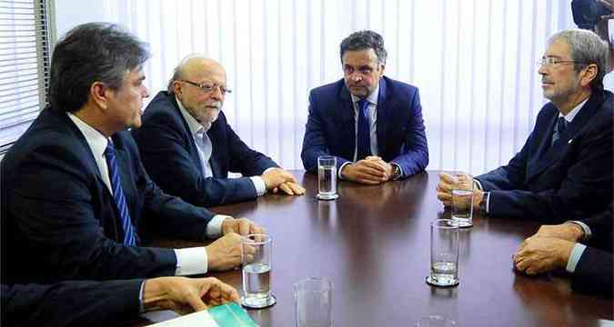 Acio Neves encontrou-se com deputados e senadores para discutir detalhes do documento alternativo(foto: PSDB/Divulgao)