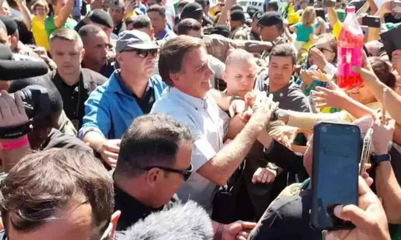 Bolsonaro cumprimenta apoiadores ao chegar em Juiz de Fora em 16 de agosto