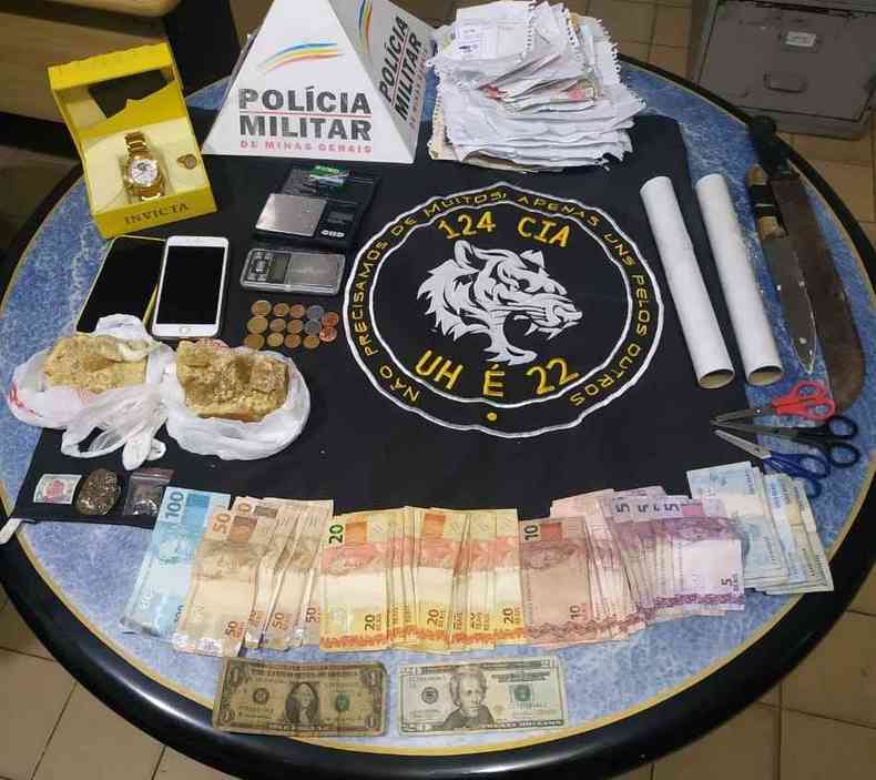 Policiais encontraram drogas e dinheiro com o suspeito(foto: Divulgao/PMMG)