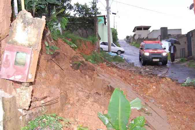 A forte chuva na tarde de quinta-feira causou alagamentos e deslizamentos de terra na cidadeCorpo de Bombeiros/Divulgao