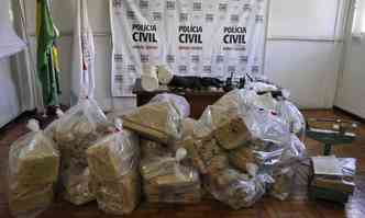 Durante as aes policiais foram aprendidas 1,3 tonelada de droga e armas(foto: PCMG/Divulgao)
